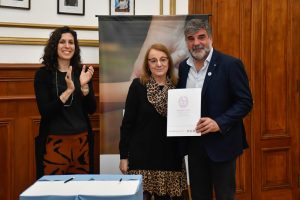 Alicia encabezó la firma de convenio y presentación del programa “Santa Cruz Abraza”