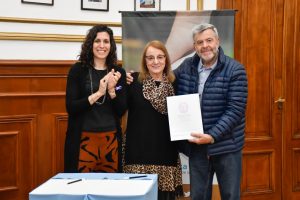 Alicia encabezó la firma de convenio y presentación del programa “Santa Cruz Abraza”