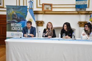 Alicia encabezó la firma de convenio y presentación del programa “Santa Cruz Abraza”