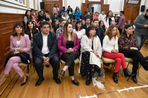 Alicia encabezó la firma de convenio y presentación del programa “Santa Cruz Abraza”