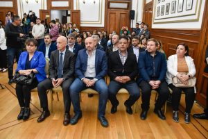 Alicia encabezó la firma de convenio y presentación del programa “Santa Cruz Abraza”