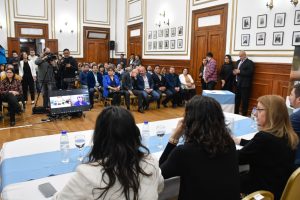 Alicia encabezó la firma de convenio y presentación del programa “Santa Cruz Abraza”