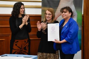 Alicia encabezó la firma de convenio y presentación del programa “Santa Cruz Abraza”