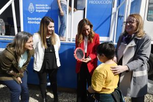 Programa “Mirarnos”: Estudiantes de primaria del Barrio San Benito recibieron sus lentes