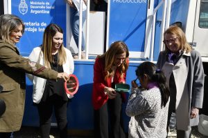 Programa “Mirarnos”: Estudiantes de primaria del Barrio San Benito recibieron sus lentes