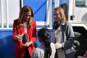 Programa “Mirarnos”: Estudiantes de primaria del Barrio San Benito recibieron sus lentes