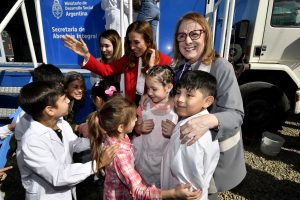 Programa “Mirarnos”: Estudiantes de primaria del Barrio San Benito recibieron sus lentes