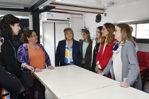 Programa “Mirarnos”: Estudiantes de primaria del Barrio San Benito recibieron sus lentes