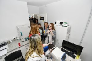 Programa “Mirarnos”: Estudiantes de primaria del Barrio San Benito recibieron sus lentes