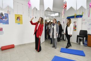Programa “Mirarnos”: Estudiantes de primaria del Barrio San Benito recibieron sus lentes