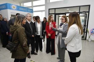 Programa “Mirarnos”: Estudiantes de primaria del Barrio San Benito recibieron sus lentes