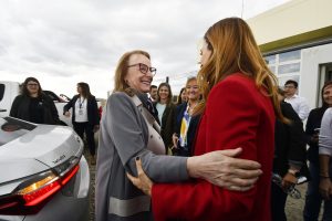 Programa “Mirarnos”: Estudiantes de primaria del Barrio San Benito recibieron sus lentes