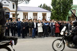Alicia encabezó el acto por el 138° Aniversario de la Policía de Santa Cruz