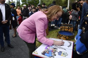 Alicia encabezó el acto por el 138° Aniversario de la Policía de Santa Cruz