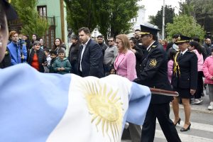 Alicia encabezó el acto por el 138° Aniversario de la Policía de Santa Cruz