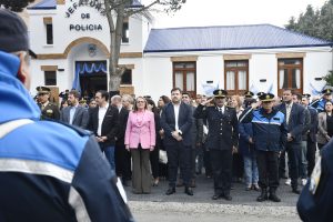 Alicia encabezó el acto por el 138° Aniversario de la Policía de Santa Cruz