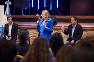 Hechos Para Crecer: Alicia hizo entrega de 27 viviendas del programa “Techo Digno”