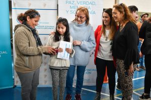 Alicia visitó el operativo oftalmológico en Calafate