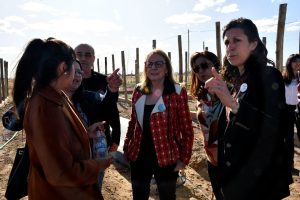 Alicia visitó el proyecto de emprendimientos de familias productoras de hortalizas en Pico Truncado