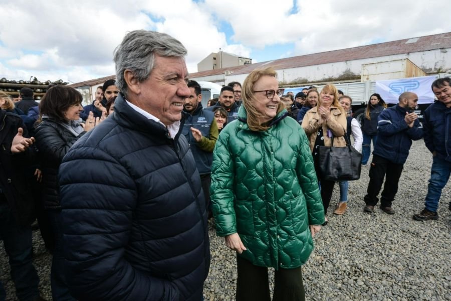 Alicia encabezó la entrega de vehículos a distritos de Servicios Públicos