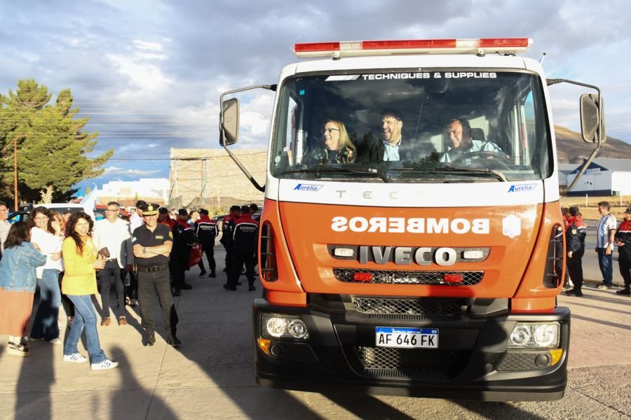Alicia entregó una nueva autobomba al Cuartel de Bomberos de El Calafate