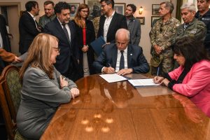 Santa Cruz firmó un convenio para desarrollar programas y proyectos de ciencia y tecnología