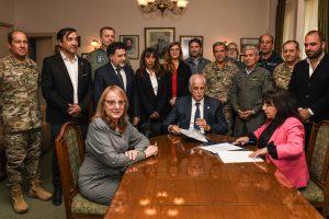 Santa Cruz firmó un convenio para desarrollar programas y proyectos de ciencia y tecnología