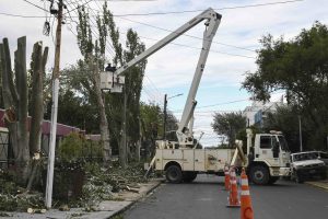 Continúan las tareas de reparación de tendido eléctrico en el centro de Río Gallegos