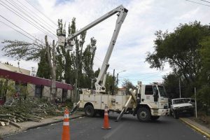 Continúan las tareas de reparación de tendido eléctrico en el centro de Río Gallegos