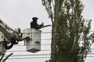 Continúan las tareas de reparación de tendido eléctrico en el centro de Río Gallegos