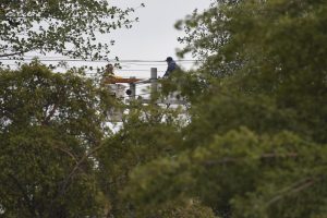Continúan las tareas de reparación de tendido eléctrico en el centro de Río Gallegos
