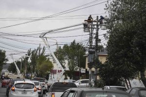 Continúan las tareas de reparación de tendido eléctrico en el centro de Río Gallegos