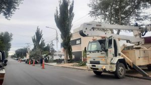 Continúan las tareas de reparación de tendido eléctrico en el centro de Río Gallegos