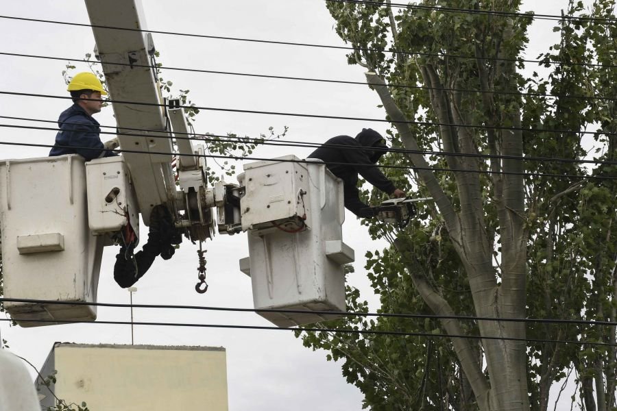 Continúan las tareas de reparación de tendido eléctrico en el centro de Río Gallegos
