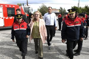 Alicia entregó una nueva autobomba al Cuartel de Bomberos de Perito Moreno