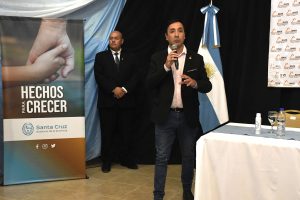 Alicia entregó treinta terrenos a vecinos y vecinas de Río Gallegos
