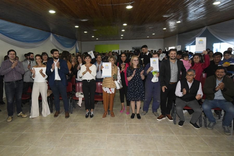 Alicia entregó treinta terrenos a vecinos y vecinas de Río Gallegos