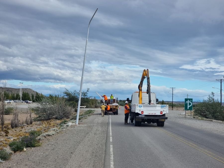 Servicios Públicos continúa instalando luminarias LED en rutas