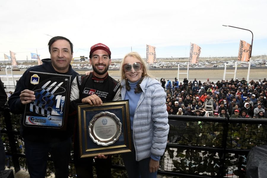 Alicia estuvo en el podio junto a los ganadores de la Clase 3 del Turismo Nacional en Río Gallegos