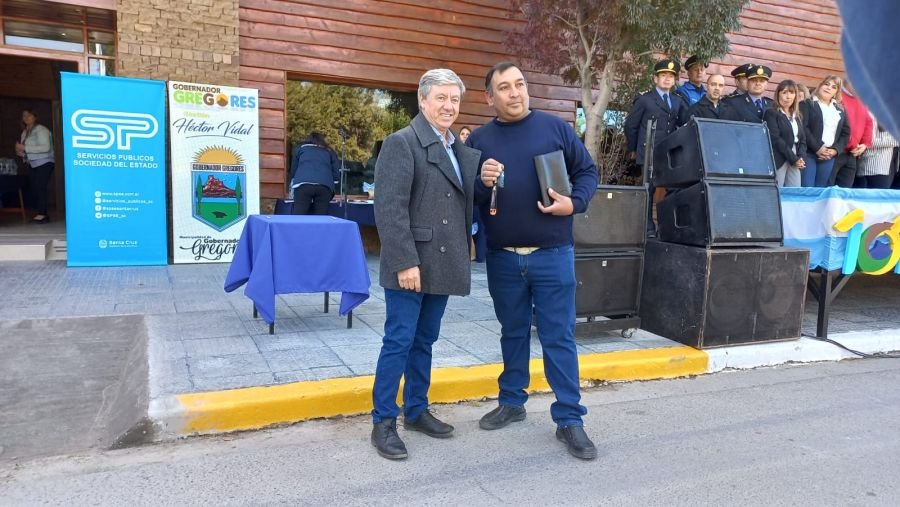 Se realizó la entrega de camioneta para el distrito de Gobernador Gregores