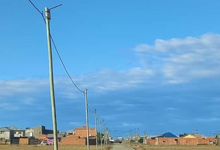 Servicios Públicos coloca nuevas luminarias en barrios de Río Gallegos