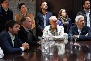 Alicia presentó las licitaciones para obras de mejora de transitabilidad en Santa Cruz