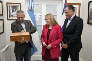 Alicia recibió al embajador de Cuba en Casa de Gobierno