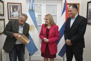 Alicia recibió al embajador de Cuba en Casa de Gobierno