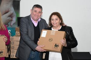 Alicia entregó notebooks a distintos establecimientos de Río Gallegos