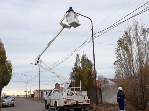 Servicios Públicos instala luminarias LED en los barrios YPF y Consejo Agrario