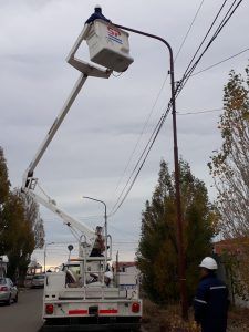 Servicios Públicos instala luminarias LED en los barrios YPF y Consejo Agrario