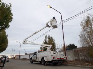 Servicios Públicos instala luminarias LED en los barrios YPF y Consejo Agrario