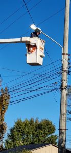 Servicios Públicos instala luminarias LED en los barrios YPF y Consejo Agrario