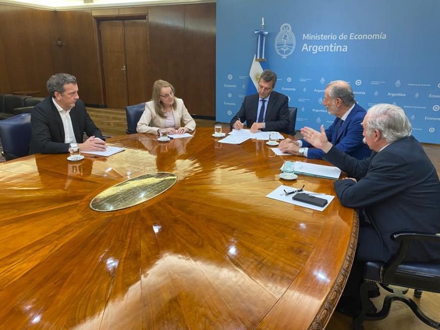 Alicia firmó el convenio específico para que Santa Cruz sea parte del Plan Integral Argentina Irrigada